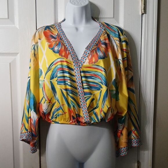 Tops - Tropical print cropped elastic hem blouse NWOT SZ L/XL